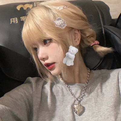 2025年微信最火的头像女生真人图片
