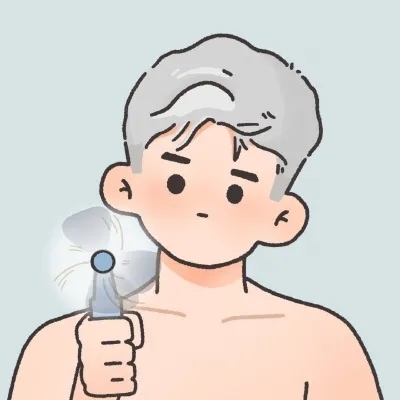 可爱超甜的拿小风扇动漫男生头像图片