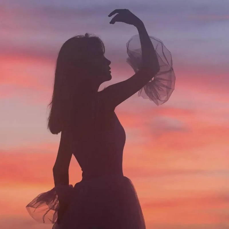 夕阳背景中唯美女生侧脸头像图片