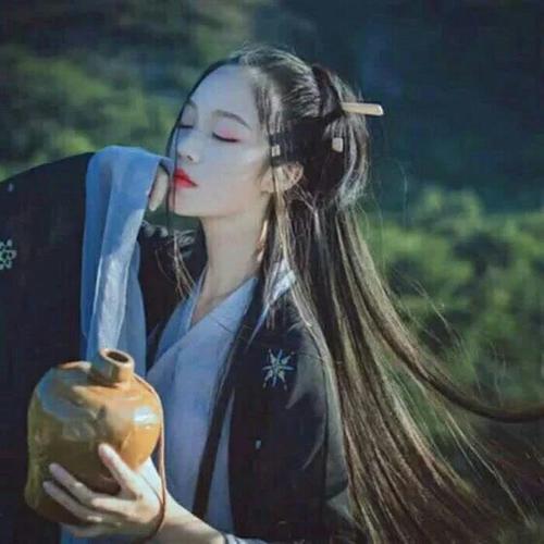 拿酒杯头像女