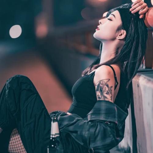 拿酒杯头像女