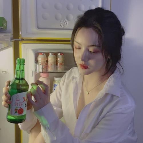 拿酒杯头像女
