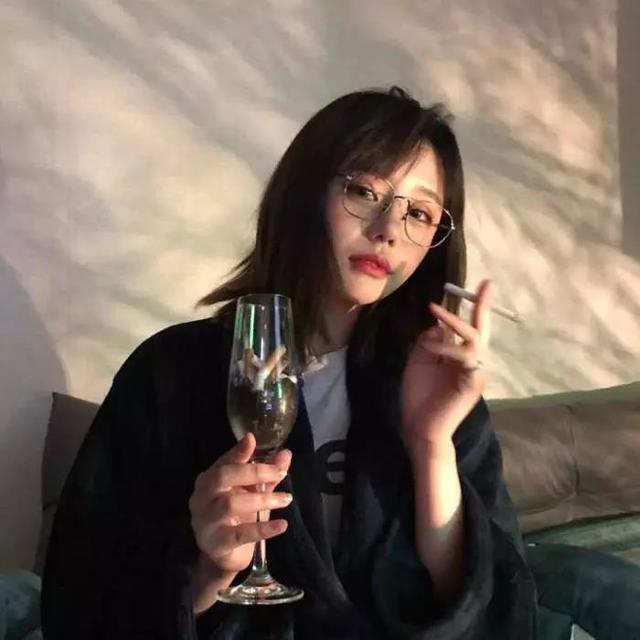 拿酒杯头像女
