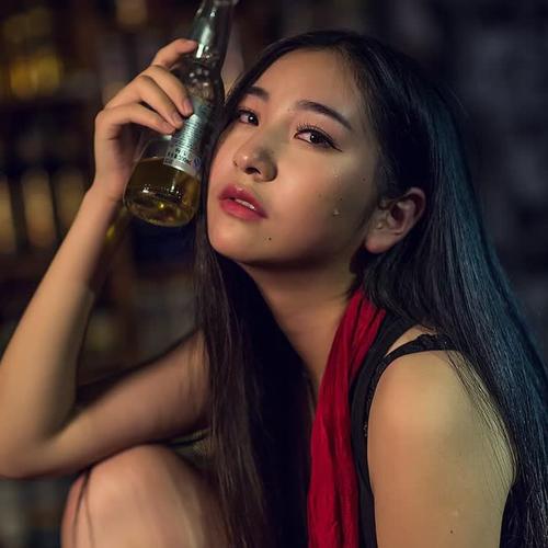 拿酒杯头像女