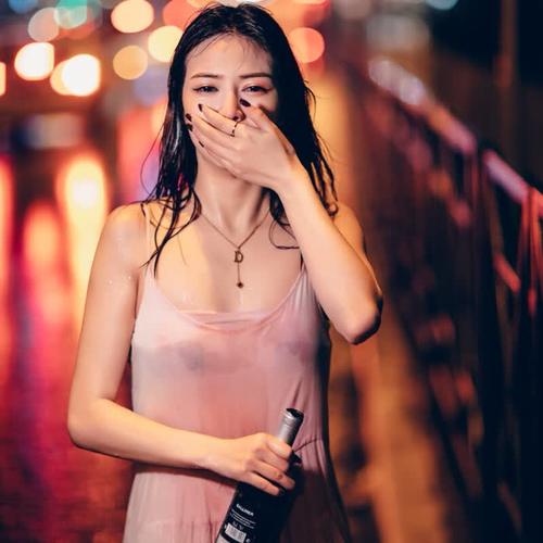 拿酒杯头像女