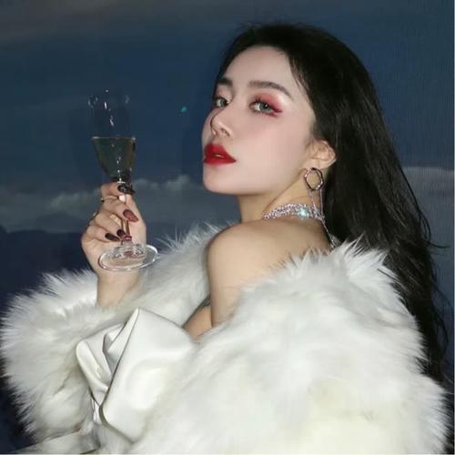 拿酒杯头像女