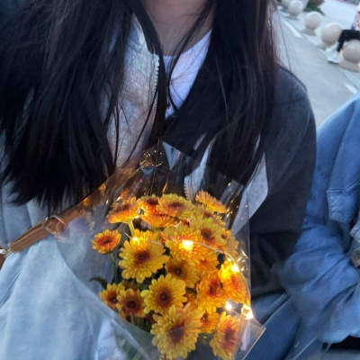捧花女生头像唯美真人图片