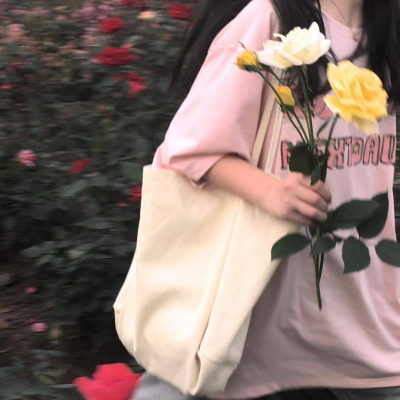 捧花女生头像唯美真人图片
