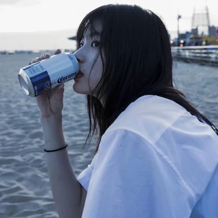 拿酒杯头像女