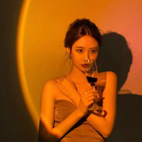 拿酒杯头像女