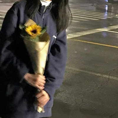 捧花女生头像唯美真人图片