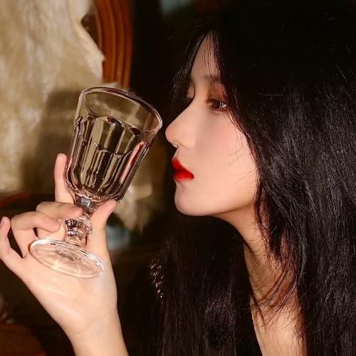 拿酒杯头像女