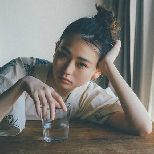 拿酒杯头像女