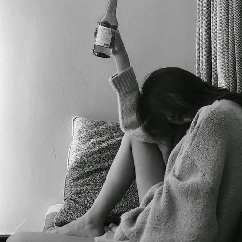 拿酒杯头像女