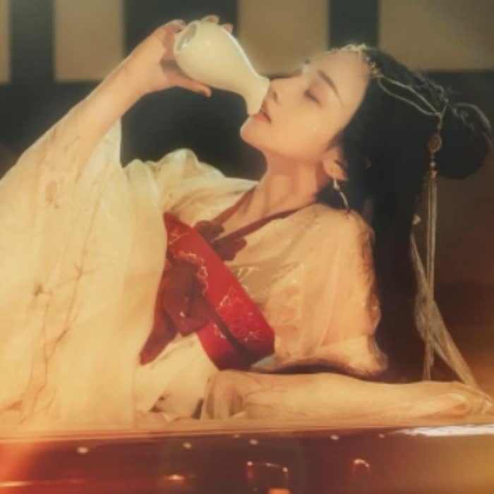 拿酒杯头像女