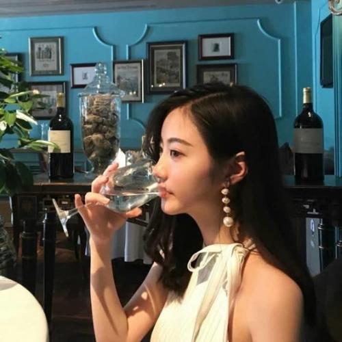 拿酒杯头像女