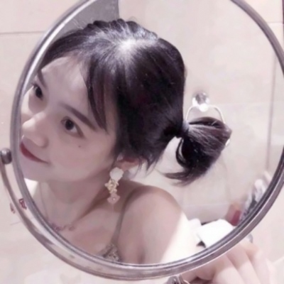 文艺网图女生镜子面前