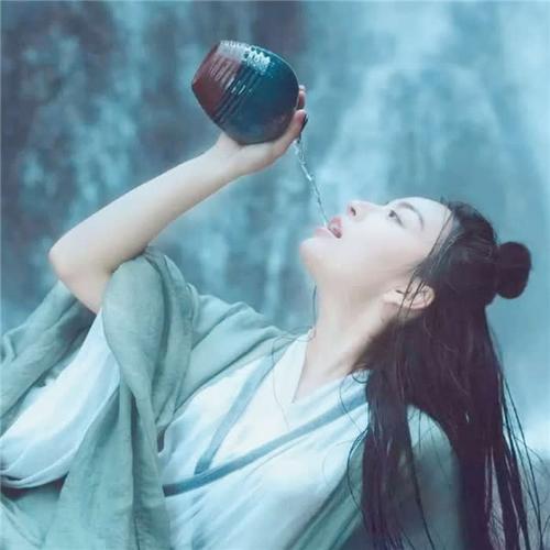 拿酒杯头像女
