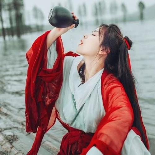 拿酒杯头像女