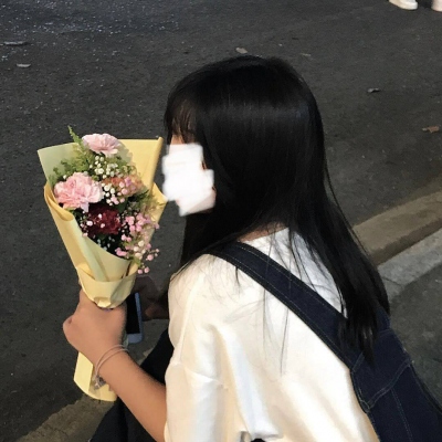 捧花女生头像唯美真人图片