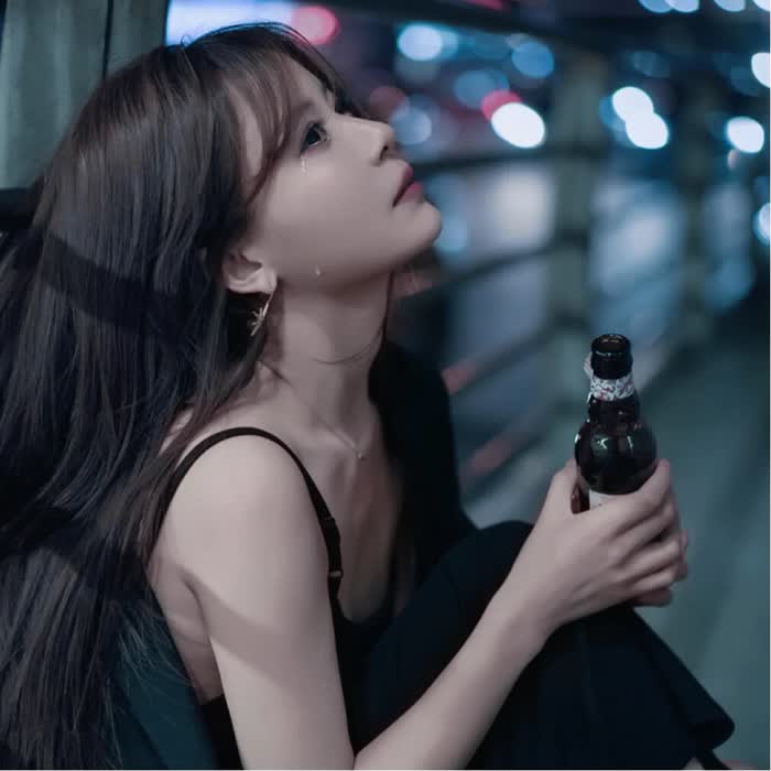 拿酒杯头像女