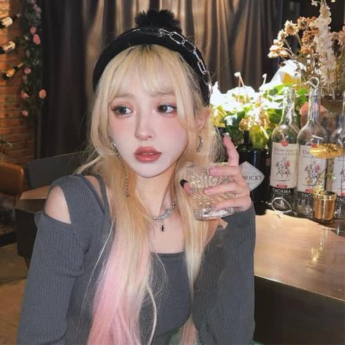 拿酒杯头像女