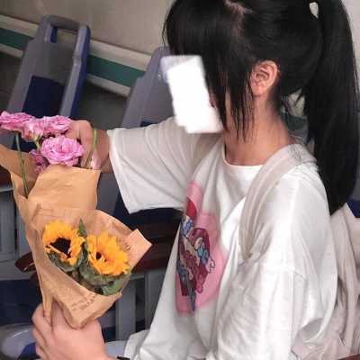 捧花女生头像唯美真人图片