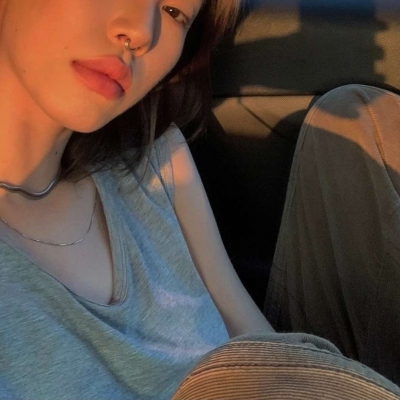 微信高级冷淡风头像女生图片