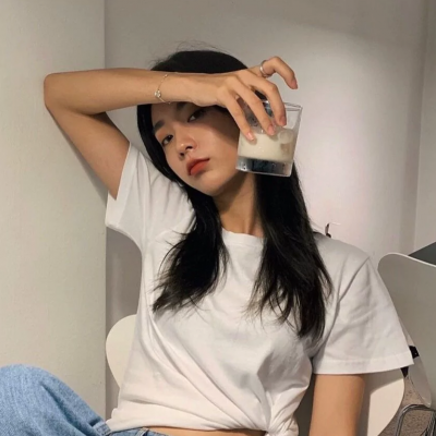 微信高级冷淡风头像女生图片