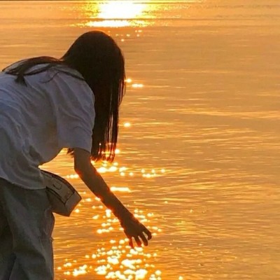 唯美落日余晖头像女生背影侧脸图片