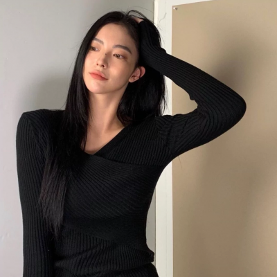 微信高级冷淡风头像女生图片