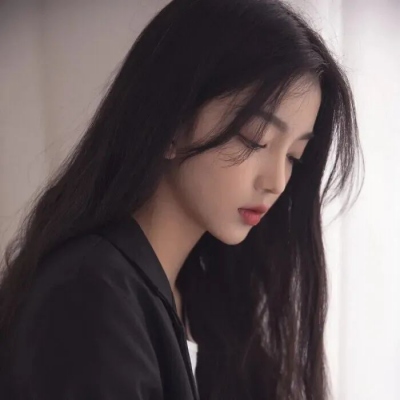 女生清新成熟稳重风格的头像