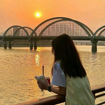 唯美落日余晖头像女生背影侧脸图片