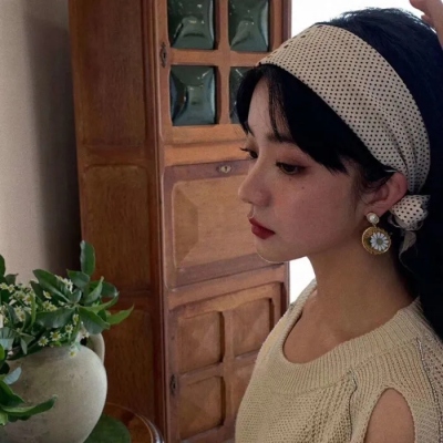 真人女生高级感爆棚的微信头像图片