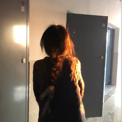 qq女生头像真人背影高清图片