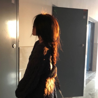 qq女生头像真人背影高清图片