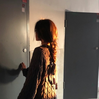 qq女生头像真人背影高清图片