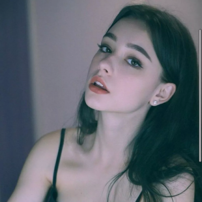 真人女生高级感爆棚的微信头像图片