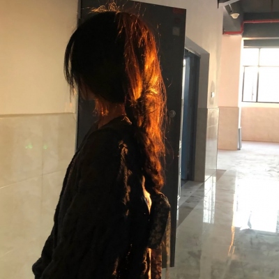 qq女生头像真人背影高清图片