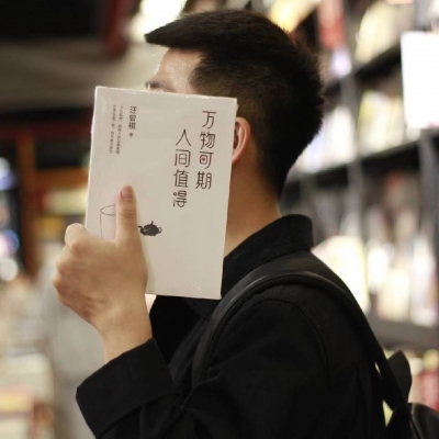 真人一男一女拿书挡脸情头图片