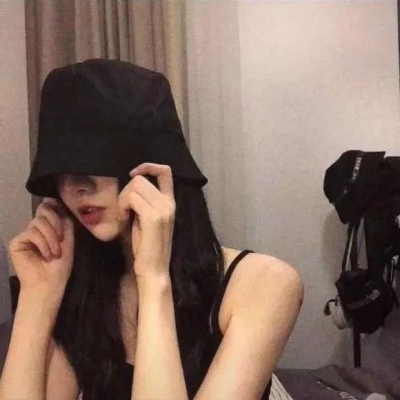 真人女生高级感爆棚的微信头像图片