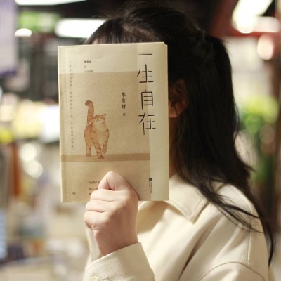 真人一男一女拿书挡脸情头图片