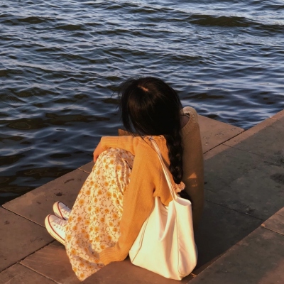 qq女生头像真人背影高清图片