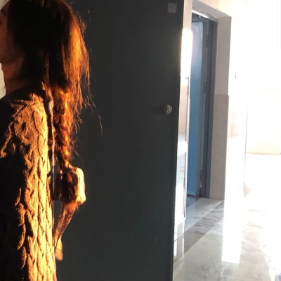 qq女生头像真人背影高清图片