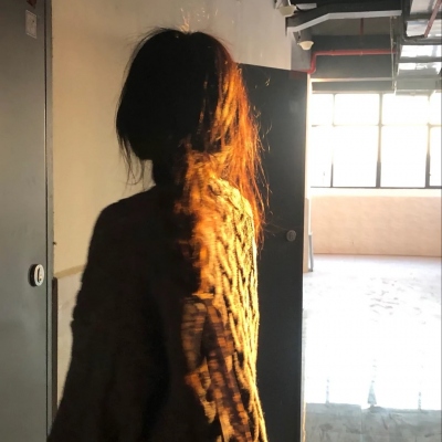 qq女生头像真人背影高清图片