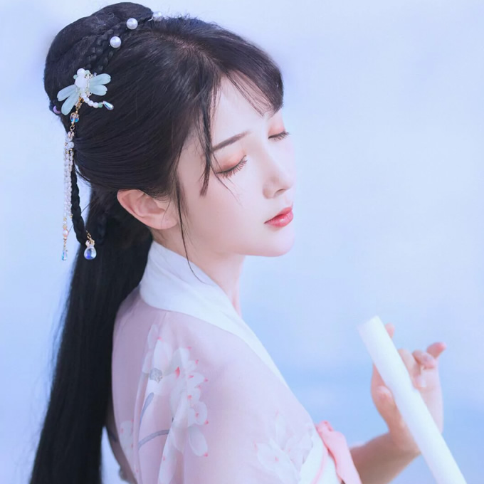2025最火女生头像图片