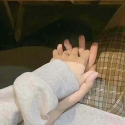 低调秀恩爱手部情头一人一半图片