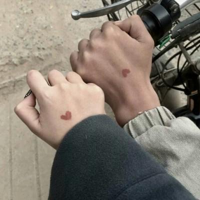 低调秀恩爱手部情头一人一半图片