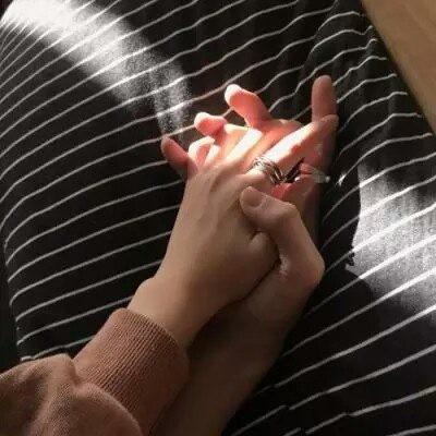低调秀恩爱手部情头一人一半图片