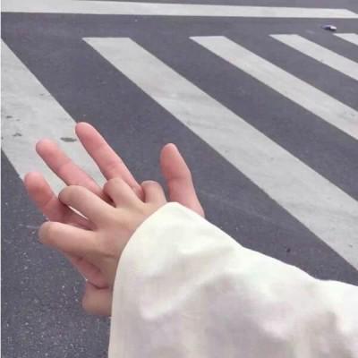 低调秀恩爱手部情头一人一半图片